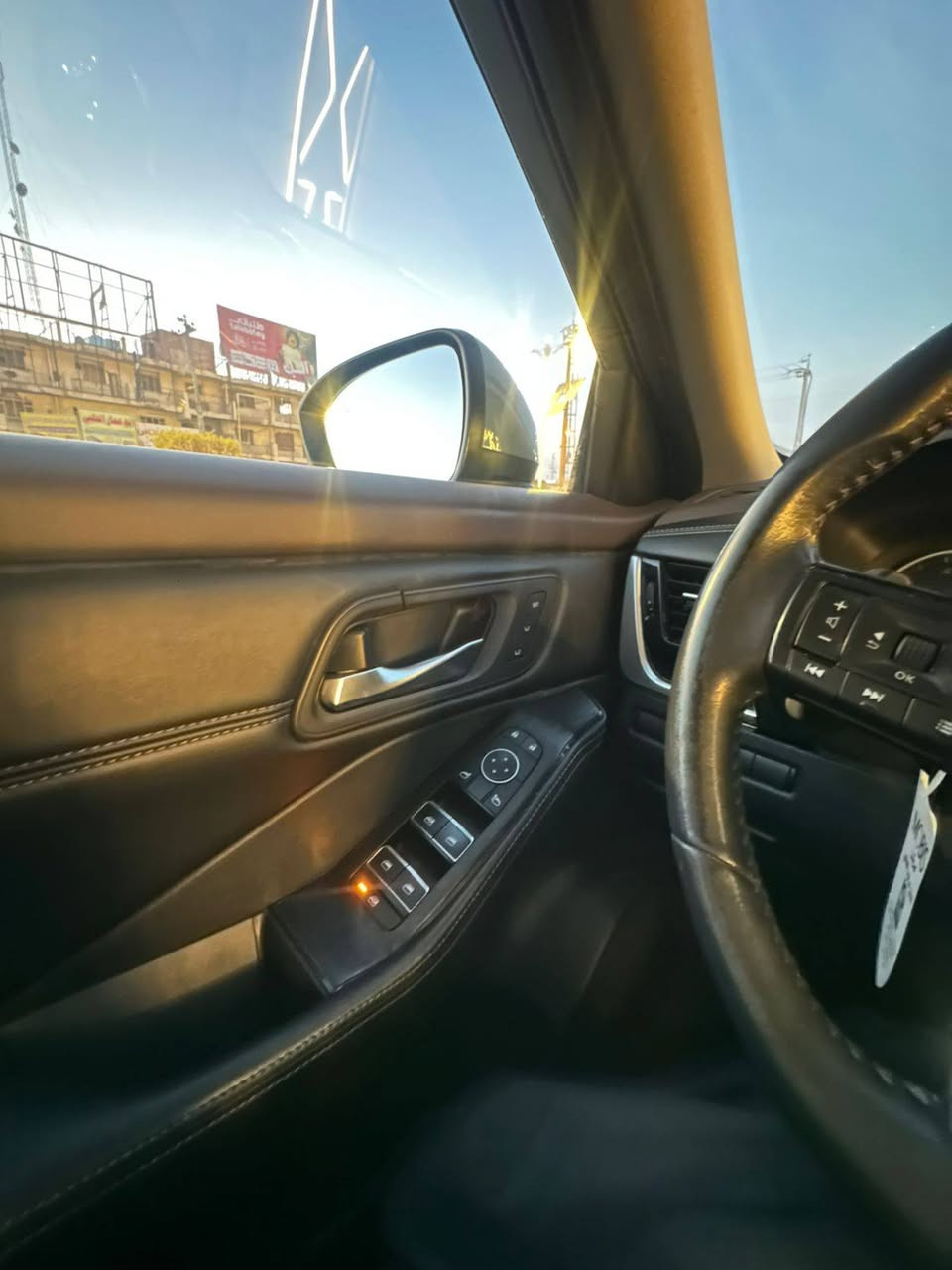 بسم الله الرحمن الرحيم
نيسان روج 2022 للبيع
فئة SL سمنتي فول 
وارد امريكي بيها جاملغ صبغ 
خزن ميموري كشنات 
كشن تدفئه تبريد 
فتحة سقف 
صندوق كهربائي وحساس يفتح ع القدم 
رادار خلفي اماي 
نقطة عمياء 
مقاعد  جلد لونين 
نظام تكييف قطعتين امامي و خلفي 
 • نظام صوتي Bose Premium.  
وهواي مواصفات بعد 
سعر ١٧٥ وبيها مجال
*********** أربيل, العراق
