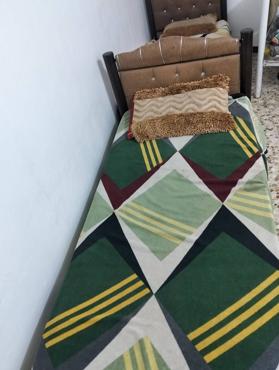 السلام عليكم  جرابي للبيع 2 ب85 قفل ماخذه الوحده ب75 مستعجلين عل البيع مكان بلديات شارع مصرف *********** (العنده مبرده ينزل كون قريب عل بلديات)
