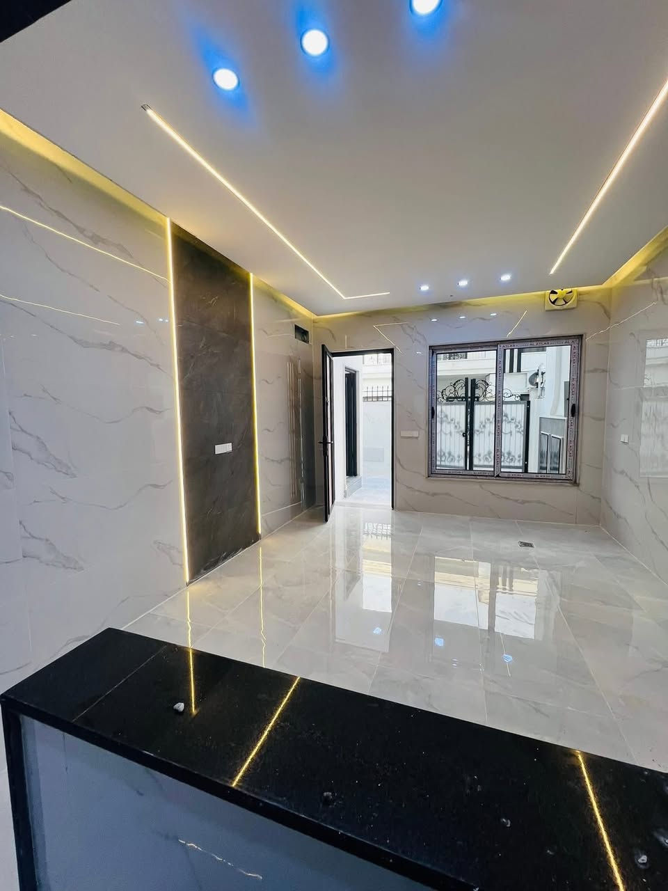 دار للبيع في حي الملايين الاولى قرب جامع الصواف مساحة 150 م واجهه 7.50 بناء  
حديث تسليم البيت مفتاح خلال شهر مطابق للصور 

الطابق الاول غرفتين نوم واستقبال وهول ومطبخ وصحيات 

الطابق الثاني ثلاث غرف نوم  وهول وصحيات + سويت 

صنف العقار زراعي بستان ملك صرف 

‎شارع بعرض 10متر

 تسليم البيت مفتاح خلال شهر 

‎للاستفسار اكثر الاتصال على الأرقام التالية 

  ***********
***********
