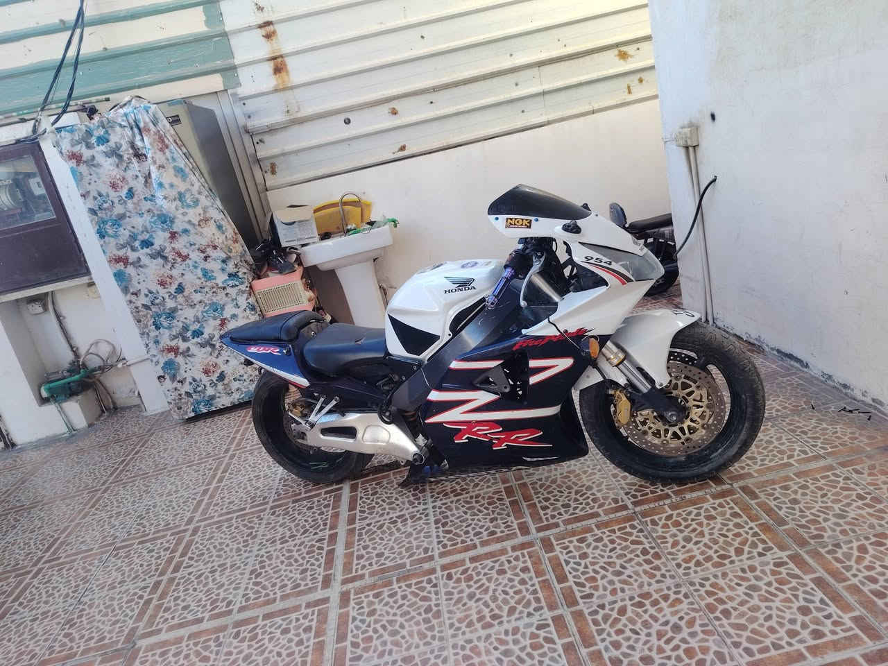 للبيع او مراوس هوندايcbr نقصه محرك فقط كهربائيات عقل ضفيره كله بلاد شرط مال رمبه جويترات نوزلات ثلاجه فيت بم صالنصه cs يعني جيب محرك وشغل مكان بغداد حي الجهاد ***********
