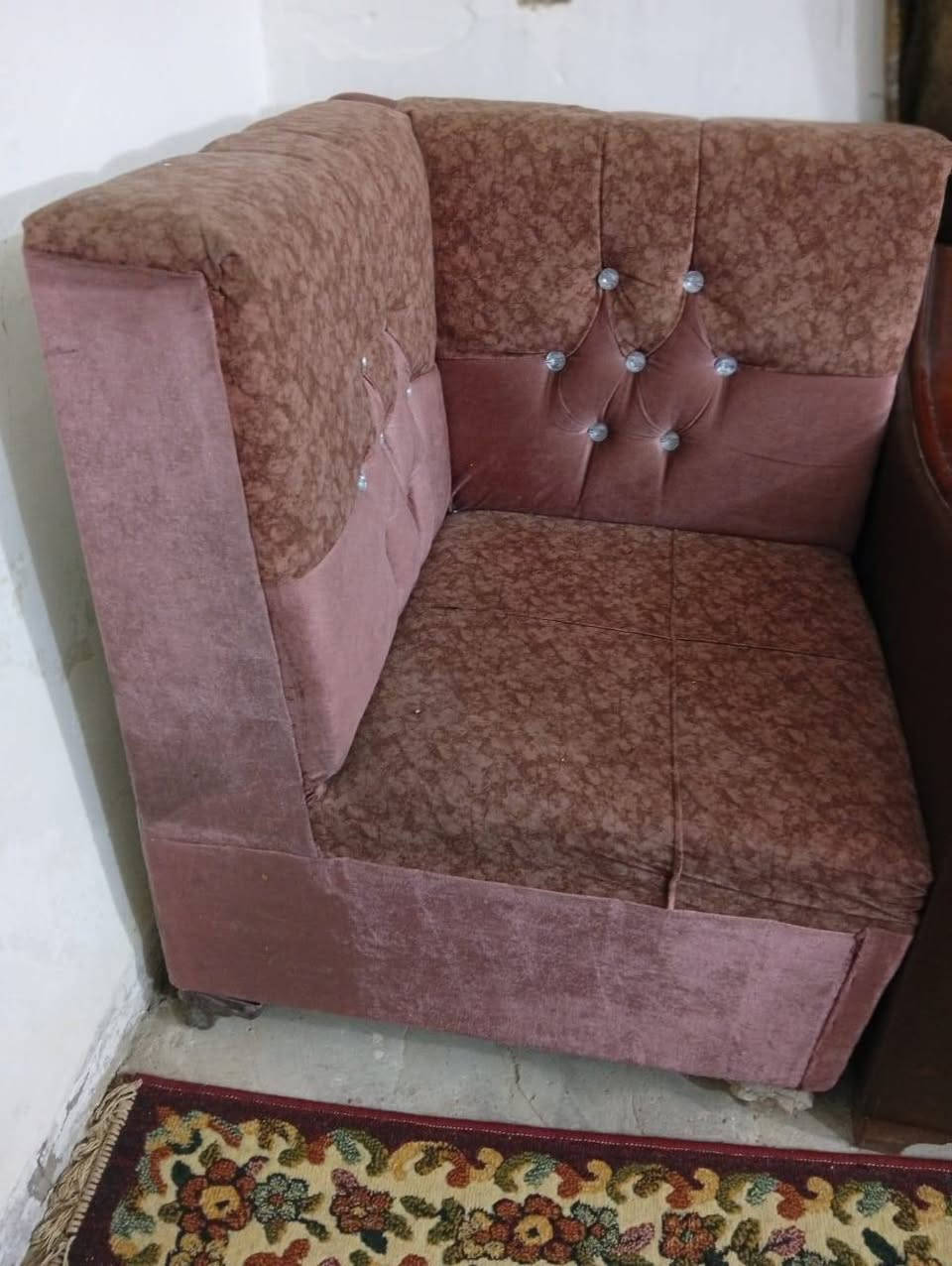 السلام عليكم ديوان للبيع تسكام 12 مقعد نضيف جدا
السعر 400  العنوان شارع 80 قرب مدينة العاب ارض بابل
الرقم :***********
