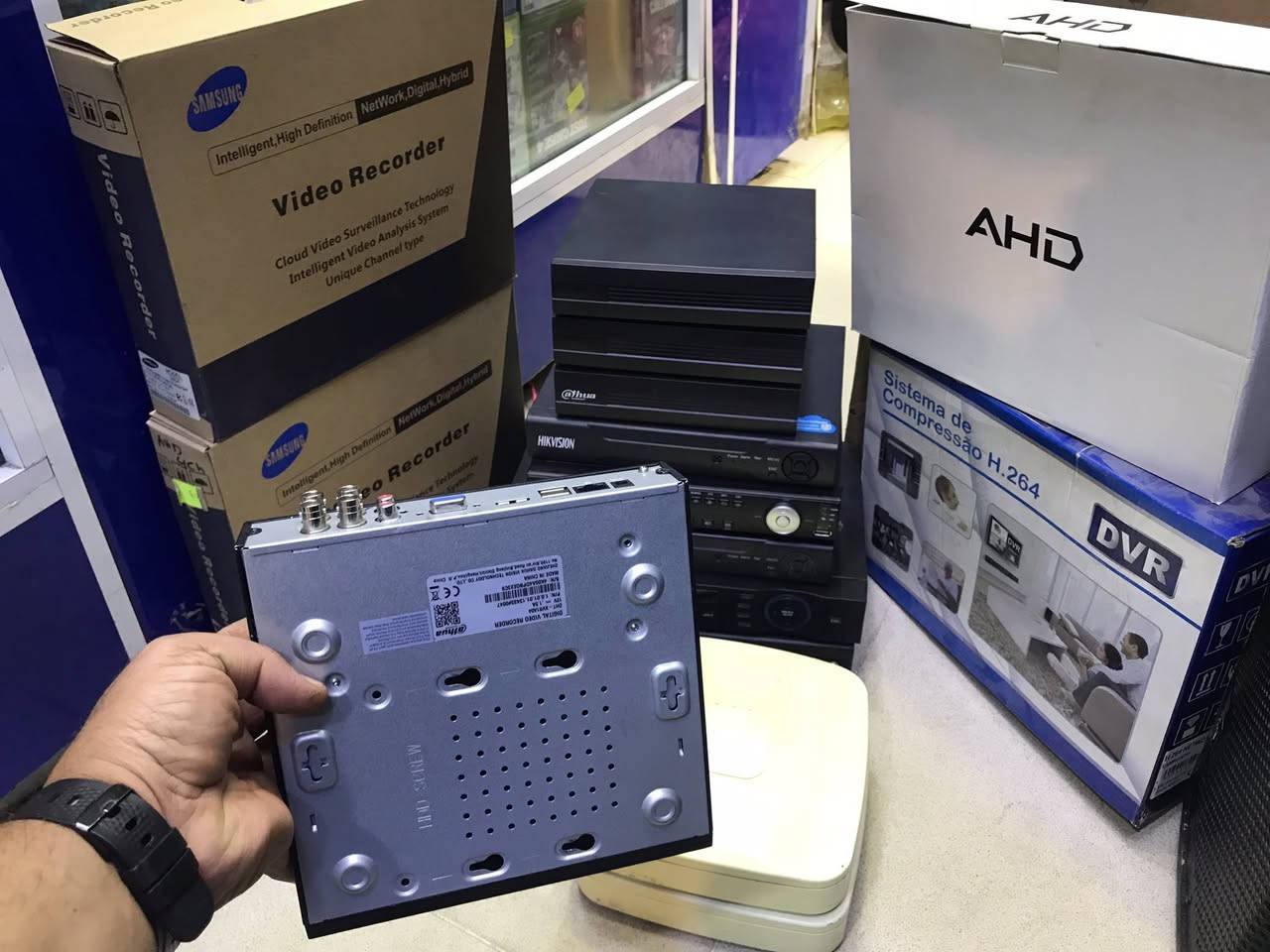 مجموعه من اجهزه DVR  و XVR  لبيع العدد 20 قطعه شرط الفحص ابيعهن شلع توصيل موجود ***********
