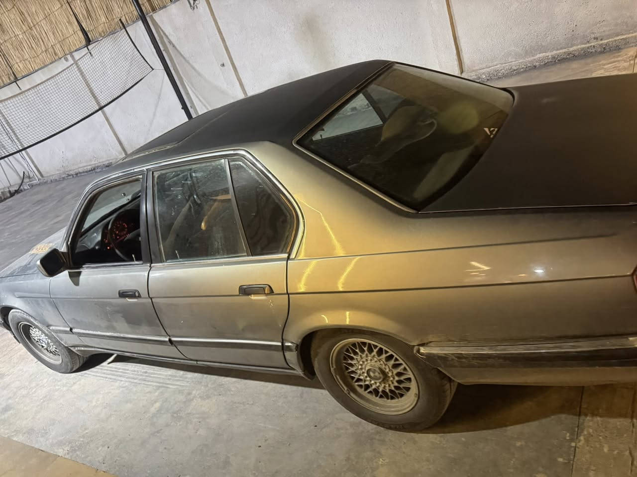 السلام عليكم بي ام حجم 735 اصل موديل 90 مكينه 6 سلندر السياره دشبول صاج  ويل  خليه تخم تاير جديد باتري جديد رقم بغداد انكليزي باسمي تحويل ثاني يوم مكان بغداد السعر 42  وبيها مجال قليل 
 رقم التلفون*********** 

واذا اكو مراوس باحدث انطي فرق
