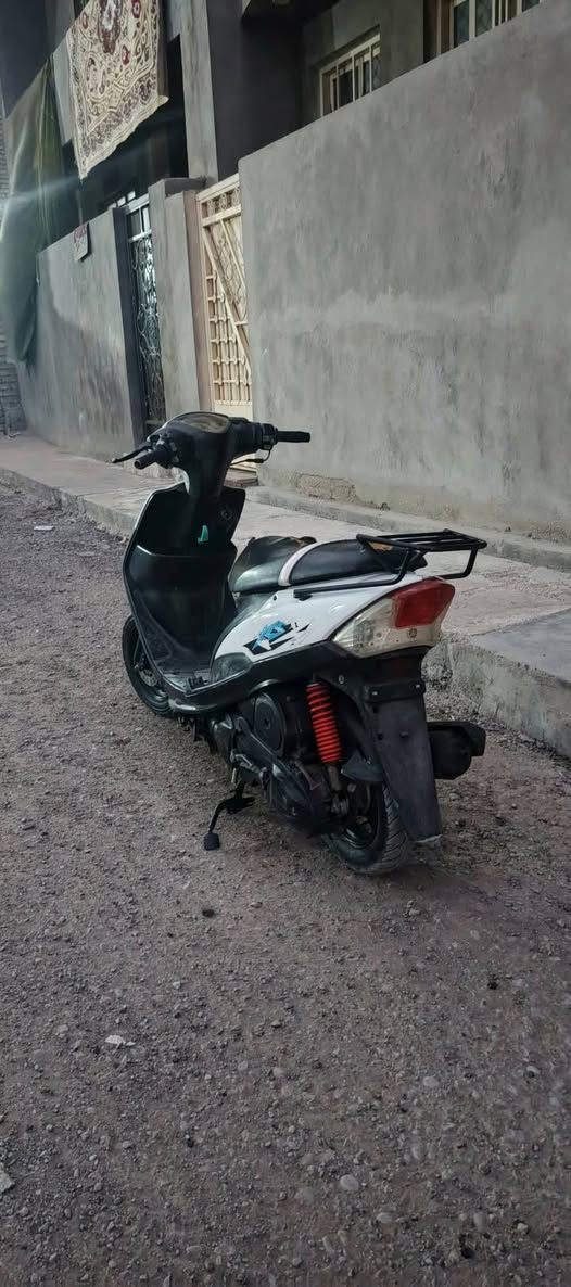 السلام عليكم ماكس عدلة بلادية بوشة 49 خرسة معدل رهيب تايرات جدد كابريتر شرط بلادي  اوراق كاملة وابيعلك من باب البيت ب575 وبيها مجال *********** مكاني البلديات 

الدراجة دينار متصرف عليها كلها جاهزة وبالعافية عالياخذها
