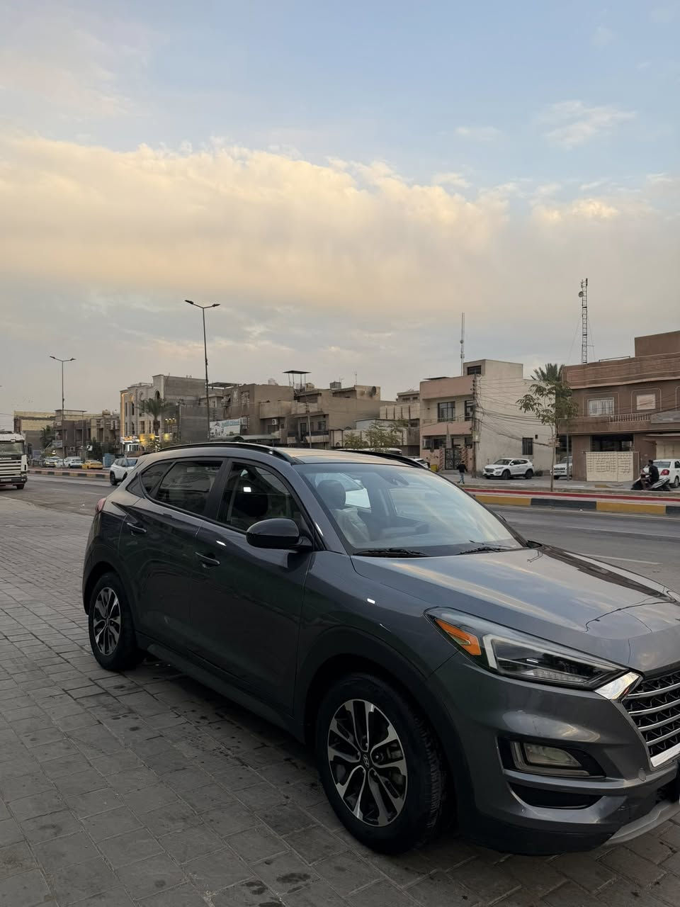 السلام عليكم 
توسان ٢٠١٩ فول ١/١ H track لمتدد فول الفول 
ماشية ٦٨ الف 
حادث السيارة بنيد صبغ وبيها قبق جنطة بالعراق 
مواصفات 
بصمة / شاشة / بانوراما / لايت ٥ عدسات زنون / سايد بريك دكمة / كشن كهرباء / كشن جلد / تدفئة بالكشنات 
فول للاخير السيارة
رقم بغداد  الدولي باسمي تحويل ثاني يوم 
مكاني بغداد 
***********
