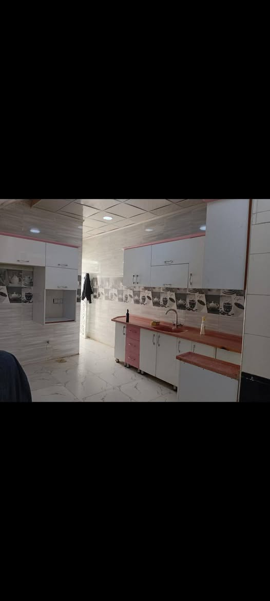 دار للبيع حي المكرمه خلف مطعم سيد سعد قرب شارع الطاقه 
المساحه 90 م
بناء 2023 صب اساس وسقف
يحتوي ع غرفه نوم+صاله+استقبال+مطبخ+صيحات داخليه و خارجيه وبيتونه كبيرة مخزن 
للستفسار مراجعه عقارات ابو مصطفى العبودي 
***********
