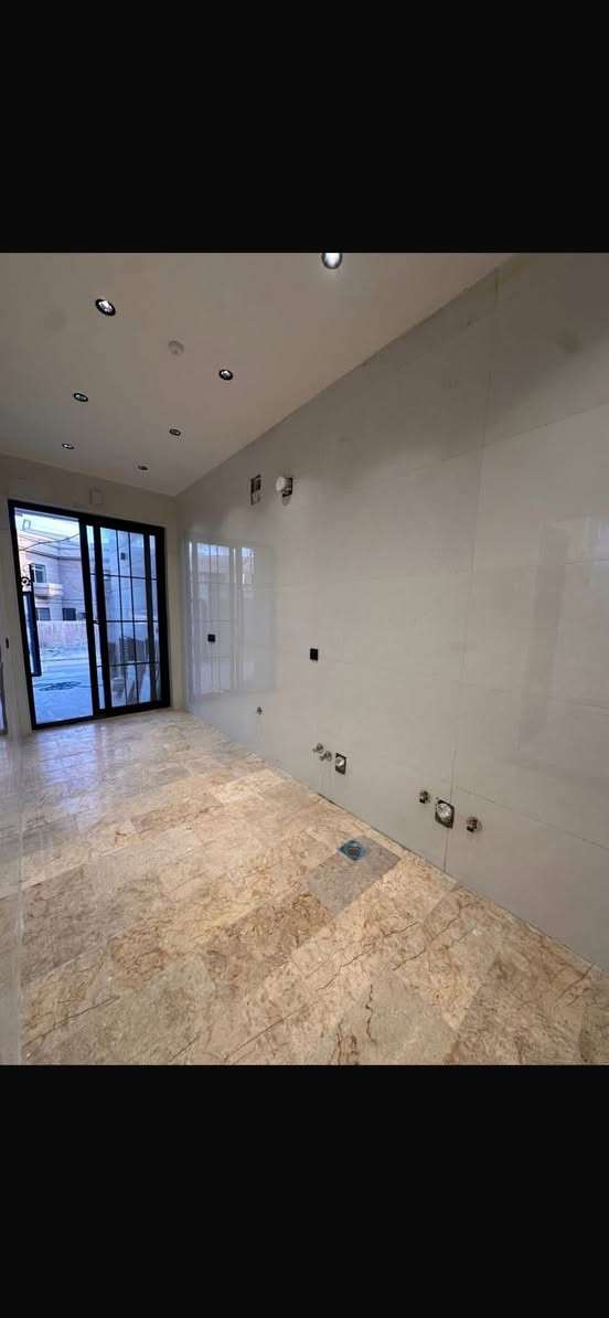 #للبيع دار في السيدية 🏠
خامس عقار  تجاري الضباط 📍

🚪 تفاصيل العقار:
• المساحة: 150 م²
• الواجهة: 6 م• النزال: 25 م

✨ التقسيم الداخلي:
🔹 الطابق الأول: مدخلين و صالة واسعة + مطبخ عملي  حار بارد + غرفة نوم +هول داخلي +حديقة داخلية وشلال + خدمات صحية عدد 2 + كراج سيارة 
🔹 الطابق الثاني: 3 غرفة نوم سويت + خدمات صحية رئيسة
🔹 الطابق الثالث: غرفة نوم سويت + لوندري متكامل ومطبخ

✅ موقع راقي وخدمات متوفرة ✔
✅ سعر مغري ومناسب ✔
للاستفسار ***********
