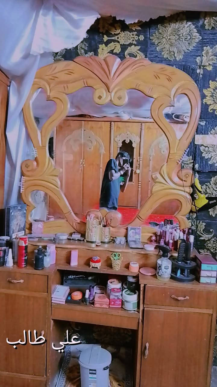 لام عليكم عندي هاي الغرفه نضيفه مثل مشوف السعر ٣٠٠ بيهه مجال بسيط مكاني بغداد الحسينيه ***********
