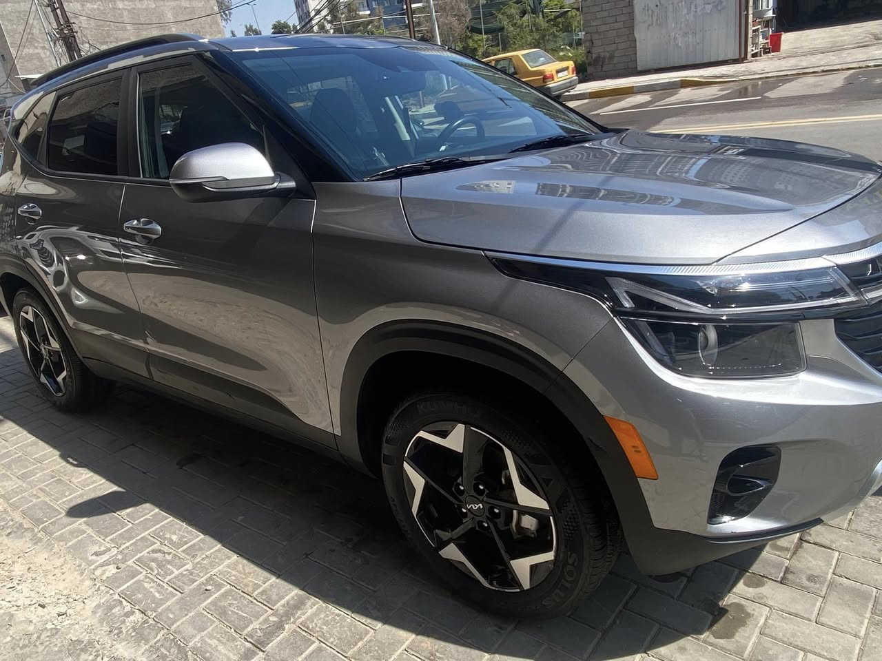 KIA SELTOS (S) 
سيليتوز مواصفات S موديل 25 
قياده ذاتيه 
تحديد مسار 
مثبت سرعه 
مكينه 2000 دوش 
شاشه كبيره 
بصمه ابواب وتشغيل +تشغيل عن بعد
كشنات جلد ومخمل +تدفئه 
قطعتين تبريد 
اشاير مري + نقط عمياء 
وبعد مواصفات السيليتوز المعروفه 
السياره مكفوله لغود وشواصي حادثها حلو مكمل تصليحها للاخير فقط تحتاج صبغ وكلشي موضح بلصور 
السياره ماشيه  11 ميل فقط جديده كلش بيها فقط ايرباك ستيرن والباقي كفاله

السعر المطلوب. ١٥٣ $
رقم الهاتف ***********
