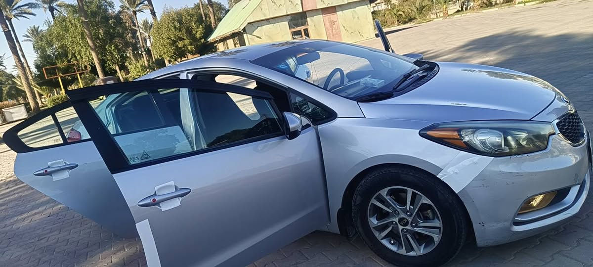 السلام عليكم 
فورتي 2016 سلفر وارد امريكي ليبل واحد 
حادثها بنيد نفسه معمر ، سونار موجود ، السيارة نص فول 
تحكمات ستيرن 
شاشة
نظام ايكو 
مانع انزلاق
كامرة خلفية + حساسات
ويل كب 15
" السيارة نقصها فقط كمبريسر تبريد "
السعر 115 وبيهه مجال
رقمي بي واتساب. ‏‪***********‬‏ بغداد, العراق
