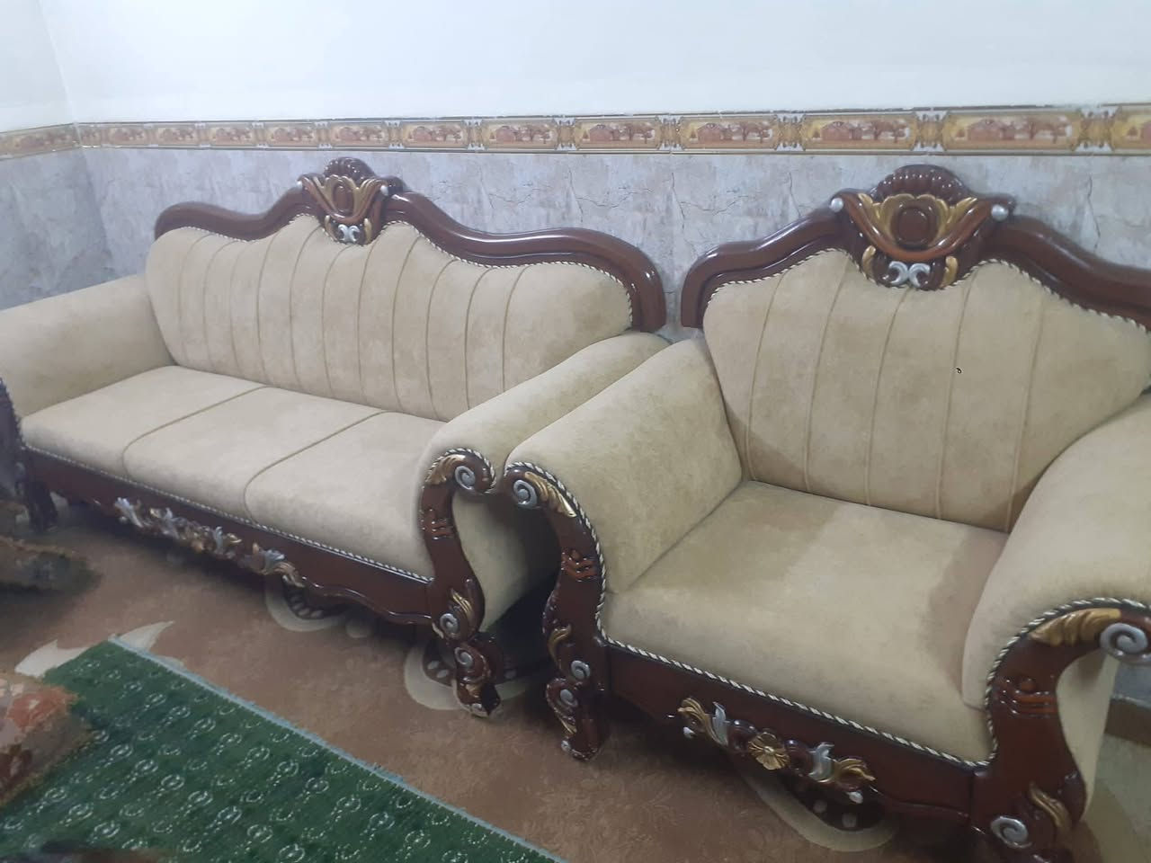 تخم ٨ مقاعد نظيف جدا مابي اي ضرر للبيع العنوان بغداد الحسينيه الاتصال ***********
