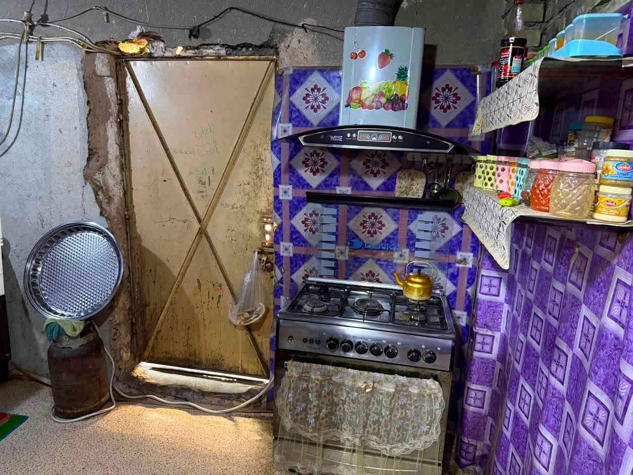 سلام عليكم بيت للبيع مجمع النور السكني تجاوز قرب سريع الشعلة
يحتوي غرفتين كبار وطرمة جبيرة
ومساحة حديقة خلف البيت 
سقف البيت مسلح للاستفسار
خاص او الاتصال على الرقم
***********
