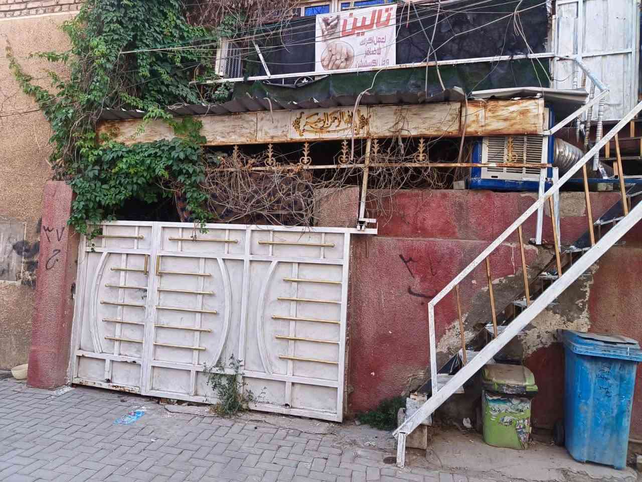 السلام عليكم بيت طابو صرف مساحته 70 مربع الواجه 7 والنزال 10 يحتوي البيت على طرمه متره ونص العرض على طول البيت وبابين باب الصاله وباب المطبخ وهول وغرفه مخزن وغرفه نوم وصحيات خارجيه والقاط الثاني مشتمل كامل وحته الدراج معزول يحتوي على صاله وغرفه نوم وحولي كبير ودراج للسطح وموجود بلسطح غرفه كبيره مخزن  السعر 100وبيه مجال قريب على الشارع العام للكيات العنوان سويب بضهر حسينيه الحسن المجتبي وبضهر سلام ابو الاسواق شارع مقرنص ونضيف لاتصال على هذه الرقم *********** ابو سجاد
