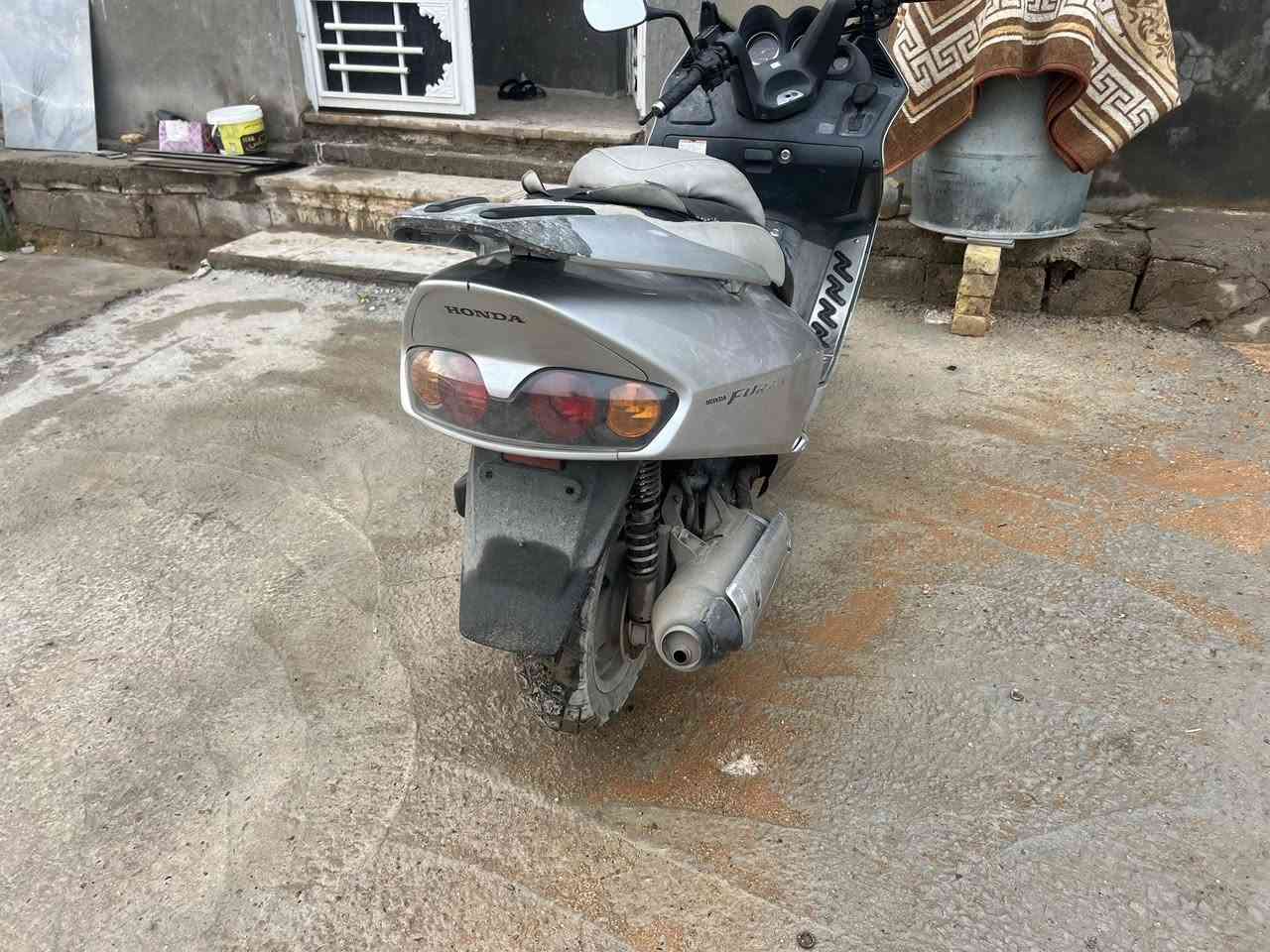 سلام عليكم
فورزه06 مكينه وكير كفاله 

 الدراجه ما ناقصه شي نكره سلف 

مكاني النجف الكوفة 

سعره مليون 

بدون اوراق 

 ***********
