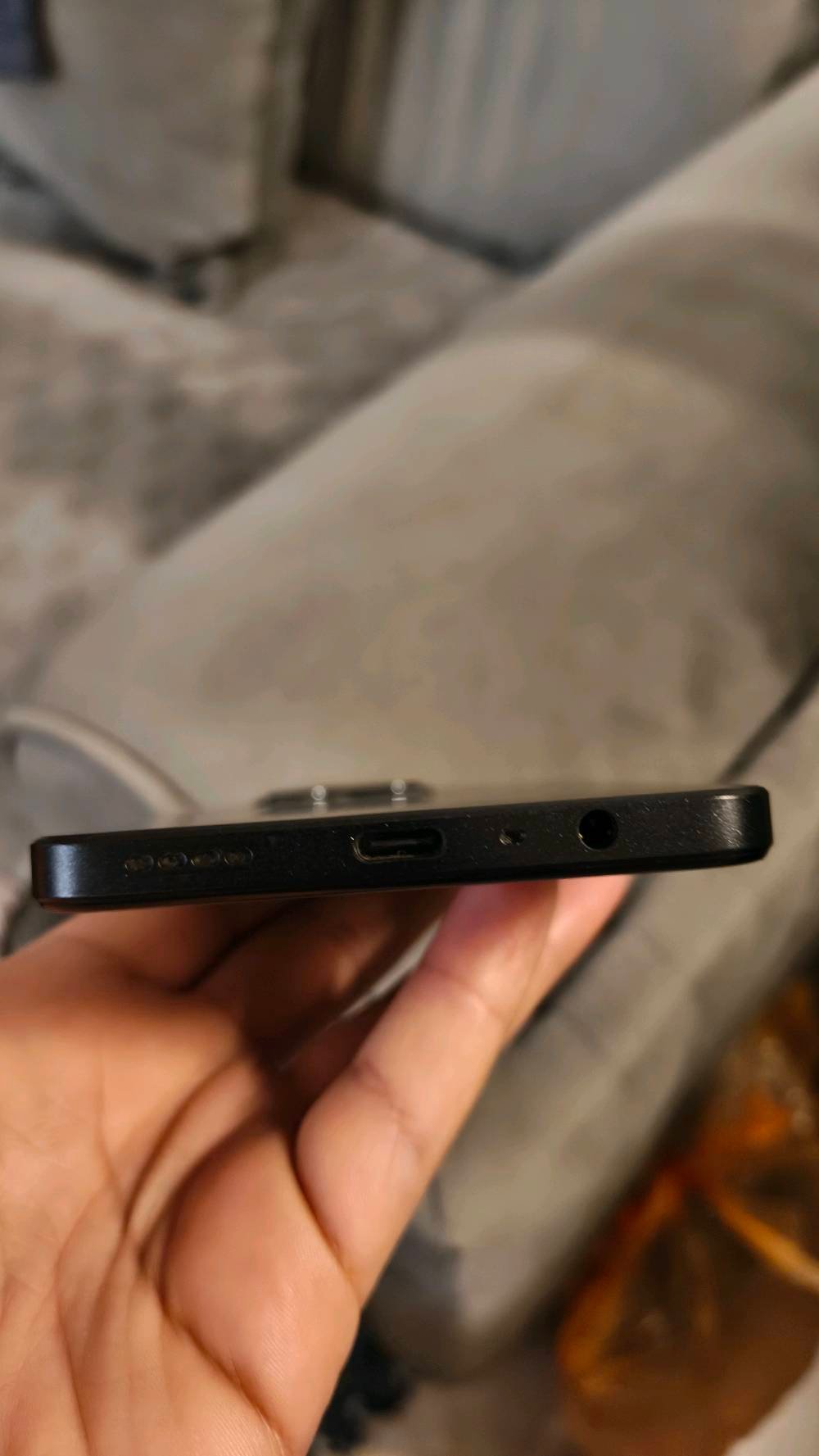 السلام عليكم (أخو الجديد+ماكو كارتون من نقلت الغير مكان تلفت +عندي شاحنة وسماعة ) الجديد سعرة ٢٠٨هيج +سعرة ١٨٠ وبي مجال بس مو مال تكسر بسعر تكلي ١٠٠
اسم الجهاز: realme
الطراز: RMX3760
المعالج: ثماني النواة (MediaTek Helio G88) نظام التشغيل: أندرويد 15 (كما هو موضح في الصورة)، على الرغم من أن الإصدارات الأولية جاءت مع أندرويد 13 ذاكرة الوصول العشوائي (RAM): 8 جيجابايت (قابلة للتوسيع إلى 16 جيجابايت) سعة التخزين الداخلية: 256 جيجابايت الشاشة: شاشة IPS LCD بحجم 6.72 بوصة، بدقة FHD+ (1080 × 2400 بكسل) ومعدل تحديث 90 هرتز الكاميرا الخلفية: مزدوجة بدقة 64 ميجابكسل (رئيسية) + 2 ميجابكسل (للعزل) الكاميرا الأمامية: بدقة 8 ميجابكسل البطارية: سعة 5000 مللي أمبير في الساعة مع دعم الشحن السريع بقوة 33 واط 
الاتصال: يدعم شبكات الجيل الرابع 4G، و Wi-Fi بترددات a/b/g/n/ac، وبلوتوث 5.2 المنافذ: منفذ USB Type-C ومنفذ سماعة رأس 3.5 ملم (مكان الاعظمية)
