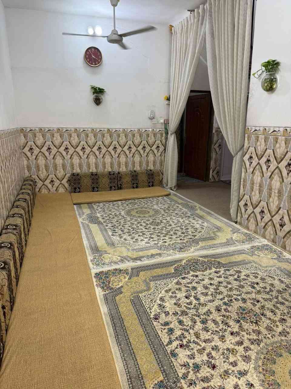 السلام عليكم بيت مساحته 55 متر طابق ونص  في  حي الزهور تدخل اله من شارع ابو طالب والمدخل الثاني من شارع الجاير يتكون الطابق الأول صاله وغرفه نوم و مطبخ وصحيات والطابق  الثاني غرفه وصاله وسطح جبير  السعر 65 وبي مجال للاستفسار الاتصال *********** واتساب
