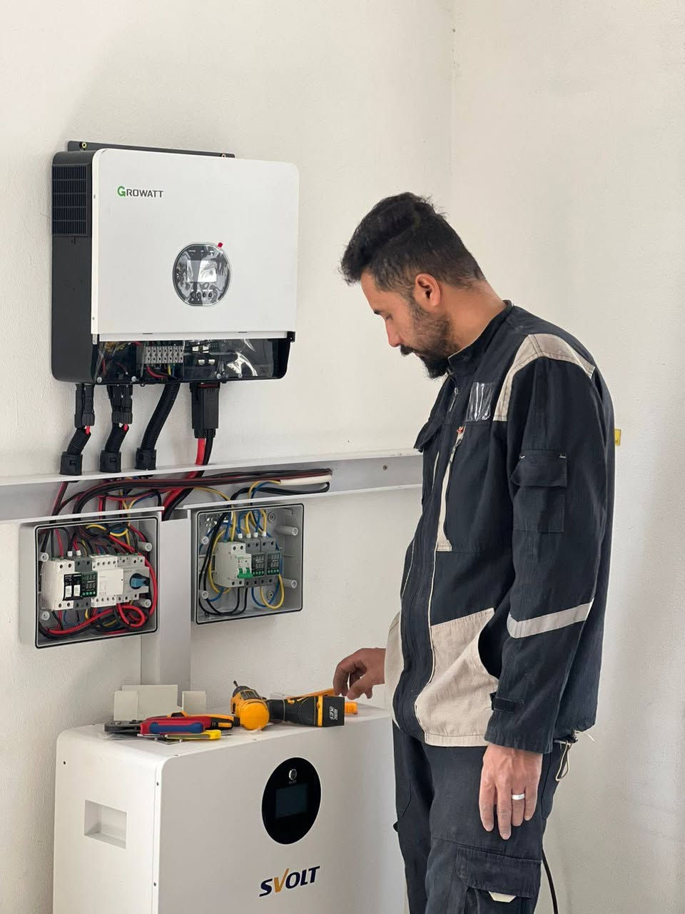 من محافظة ديالى 
قرية الناعور 
تم وبحمد الله 
تجهيز منضومة ١٦ أمبير  ليلي نهاري 
تتكون  المنظومة 
أنفيرتر 6k من شركة Growat 
بطارية 16k من شركة SVOLT
الواح Philadelphia 600w عدد ١٠ الواح 
    لل ستفسار لاتصال او مراسلة عن طريق الواتساب 
                         ***********
                         ***********
