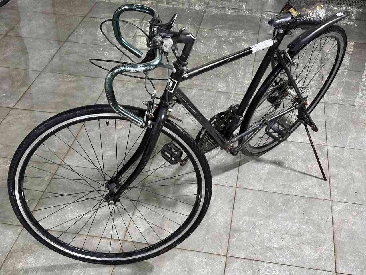 السلام عليكم خواتي رمضان كريم عليكم
700 حجم 28 قياس M فريم 50 
ماركة سكوديريا فيراري (SCUDERIA FERRARI) 
غني عن التعريف صينع ايطالي معدنه فول  
سستم شيمانوا التوس 3/8 بدلات شيمانوا مدي نظافة شوفت عينك  وعل وضع الشركة بلاديسعرهاا80 الف وبي مجال اخواني العنوان  بغداد
البلديات***********
