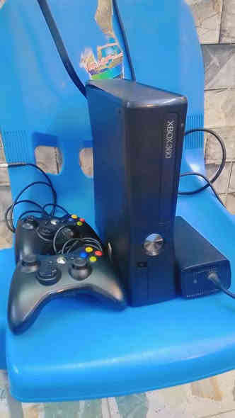 ‏السلام عليكم 
‏اكس بوكس360للبيع 
‏ويا 2جوستك وحده واير ليس بس بطاريه ضعيفه تشتغل على الشحن طبيعي 
‏بي 144لعبه وايضن يشغل اقراص من ضمنهن
‏جي تي اي 3اجزاء بيس 17و13و25تعليق عربي 
‏كول اوف ديوتي اهواي اجزاء 
‏للبيع لعدم التفرغ الله شاهد ماخذه ب135 مصار اهواي
‏رايده ب100 العنوان بغداد الامين 
‏***********
