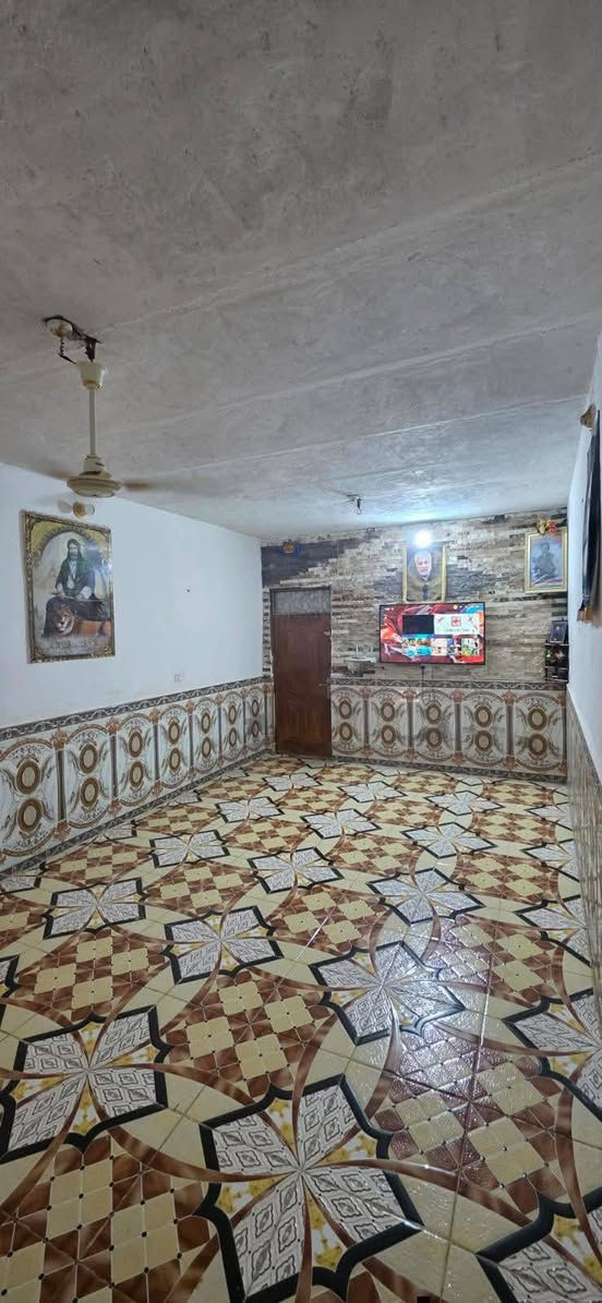 السلام عليكم
بيت مساحة 220 متر للبيع يحتوي على استقبال وصالة ومطبخ وغرفتين وثنين مناور وحمام داخلي وخارجي البيت كلة طابوگ المنطقة كلها تبليط ومجاري جديدة وبواري ماي جديدة  والبيت قريب على الشارع العام العنوان المدثرة الثانية قرب البيطرة مقابيل نزلة المشتل للاستفسار اكثر هذا رقمي ***********
