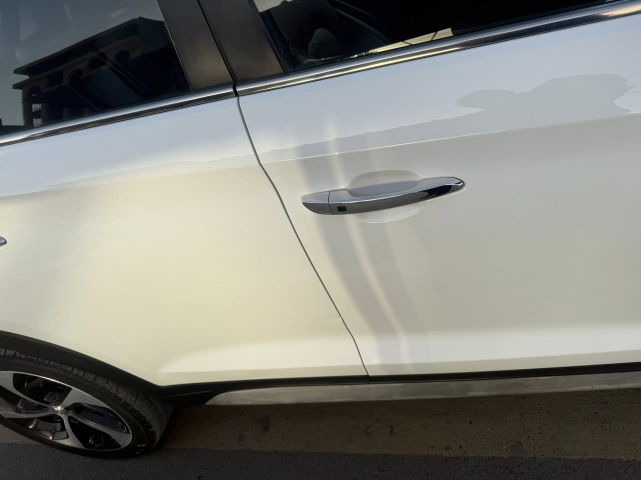 السلام عليكم توسان. موديل 2017  خليجي فوال واحد على واحد موصفات برانيه  داخل جلد مرواني زراكات على المصدات بصمه شكن كهرباء  وحار وبارد سايد بريك بصمه   وفور ويل جنطه كهرباء محرك 2000دوش سيار مكفوله تخم تاير صدر جديد  ***********
