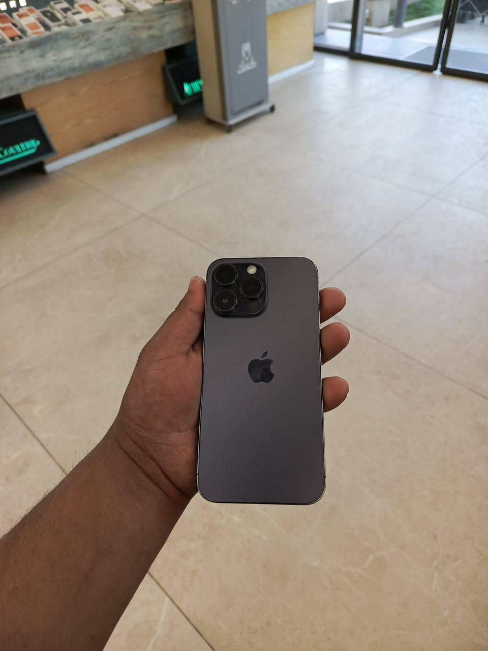 السلام عليكم ايفون 14برو ماكس ذاكرة 256بطارية 81/ جهاز وتر سعر خاص أو الاتصال عل الرقم ***********
