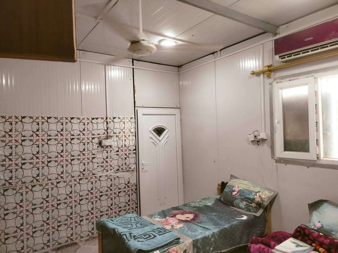 سلام عليكم
بيت بناء سندويس بنل يحتوي على 2 غرف نوم ومطبخ وصحيات مساحه 100متر نزال20 واجه5 طابو زراعي سند 25بسمي الواقع  في ابو غرق حي هيثم الجبوري حي مخدوم من تبليط الى ماء وكرهباء تواصل ***********  سعر 25 وبي مجال
