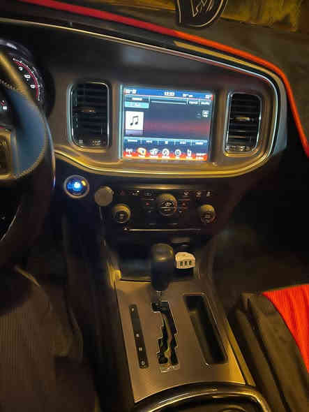 السلام عليكم جارجر مؤيه فول مواصفات 
2013 فول مواصفات رقم بغداد الجديد
محرك 5700
سلايد 
دخول ذكي بصمه 
حساسات 
رادار جانبي وامامي 
مري قلاب 
كلاص تدفئه تبريد 
شاشه كبيره 
كير عصه✈️
تحكم ستيرن 
نضام ميزانيه 
نضام تحديد مسار 
لايت زنون فول 
كير ✈️
محرك ✈️
تبريد ثلج❄️ 
منضومه غاز
سياره ناعمه ونصبتهه تخبل 
وباقي مواصفاتهه معروفه 
السياره حادثهه جاملغ وبنيد امبدل اصلي بدون صبغ 
سعر 139 ماكو هيج سعر بس مستعجل على بيع 
رقم ***********الرقم بي واتس
