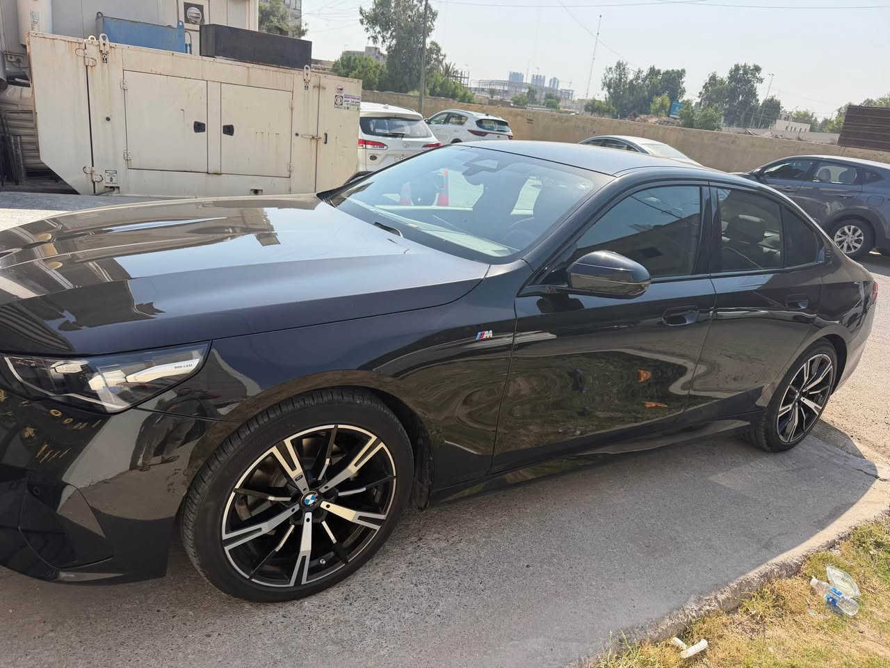السلام عليكم … BMW 520 فول مواصفات عدا الفتحه يعني قماره حديد السياره وارد الماني كفاله عامه مغلفه PPF 
موديل 2024 رقم اربيل الدولي بيه باج تضليل عداد المسافه 35 الف ميل السعر 44000$ بيه مجال بسيط 
للاتصال *********** 
مكان السياره بغداد زيونه 
بيع فقط Webada East, Gampaha
