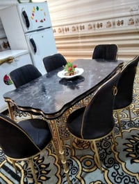 ميز طعام • استعمال قليل • قابل تفاوض