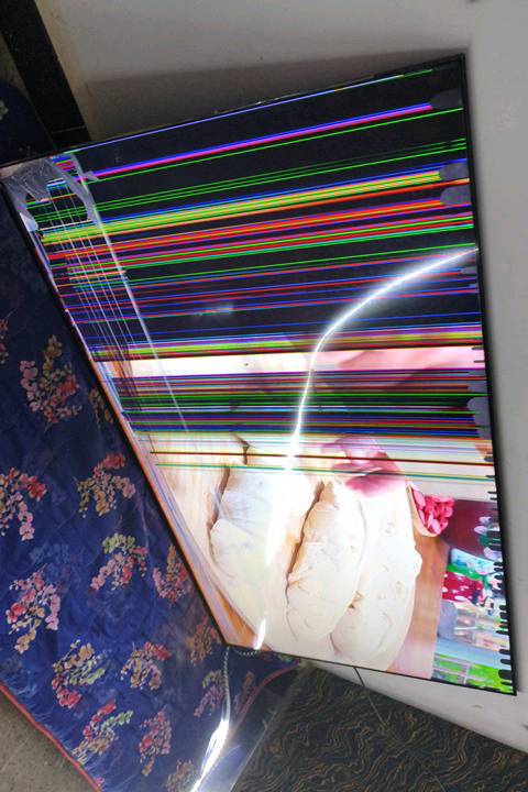 شاشة - TCL 65" 4K UHD Smart LED TV"  & LED + HDR (HDR10) ٦٥ بوصة، دقة 4K ألوان 1.07 مليار، شاشة ، (Dolby Vision الشغل ممتاز، - Smart TV 
كسر تقريبا 30 انش من الشاشة ونصفه قابل للاصلاح ، السعر بالاتفاق 
العنوان ميسان - قطاع 30
للاستفسار المراسلة عبر واتساب رقم هاتف *********** 