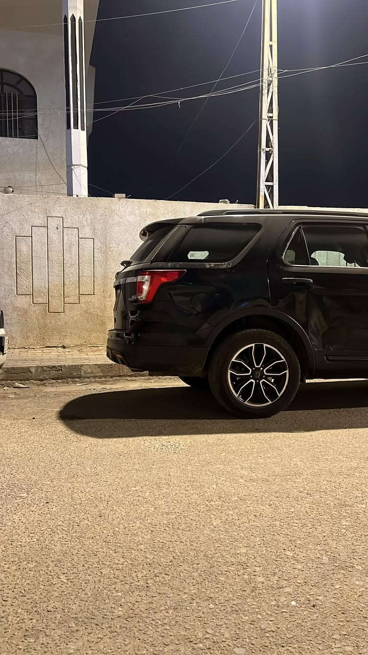 سلام عليكم سياره فورد اكسبلورر مديل 2016 سياره وارد أمريكي سياره محرك 6 سياره حلوه بيه ضربه بل باب ترجع عله بارد بدون صبغ غرفت سياره حلو  كأمره خلفيه كأمره إماميه  طخم تايرات جدد سياره 7 راكب ماشيه 90 حلوه سياره تجي اتشوف مستعجل عله بيعته سعر $175 مكاني بل بصره رقم ***********
