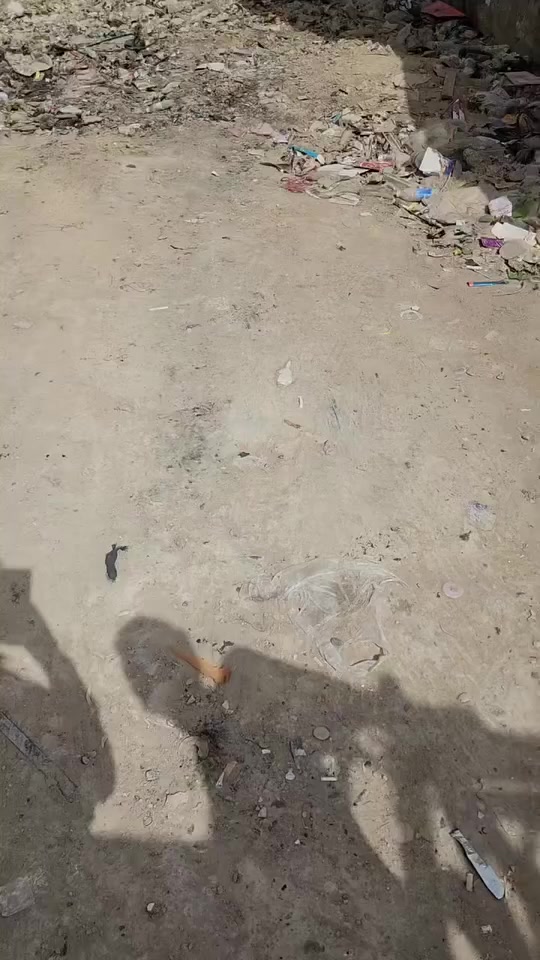 السلام عليكم قطعة أرض للبيع العنوان البلديات الضباط الثانيه المساحة 100 متر الواجهة 5 النزال 20 للإستفسار ***********
