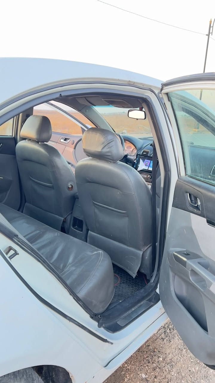 السلام عليكم للبيع
ام كراند سي 7 لون ابيض 
موديل 2014 
كير ومحرك كورله 1800 
سياره مكفوله من اي ضربه بيها لگاطات بل هلال مرشوشات 
حداديه وتخم تاير جدد 
تبريد خير من الله 
سياره جاهزه ماناقصها شي 
مكان السياره ناصريه جبايش 
للستفسار و
*********** 
0781 514 1571
