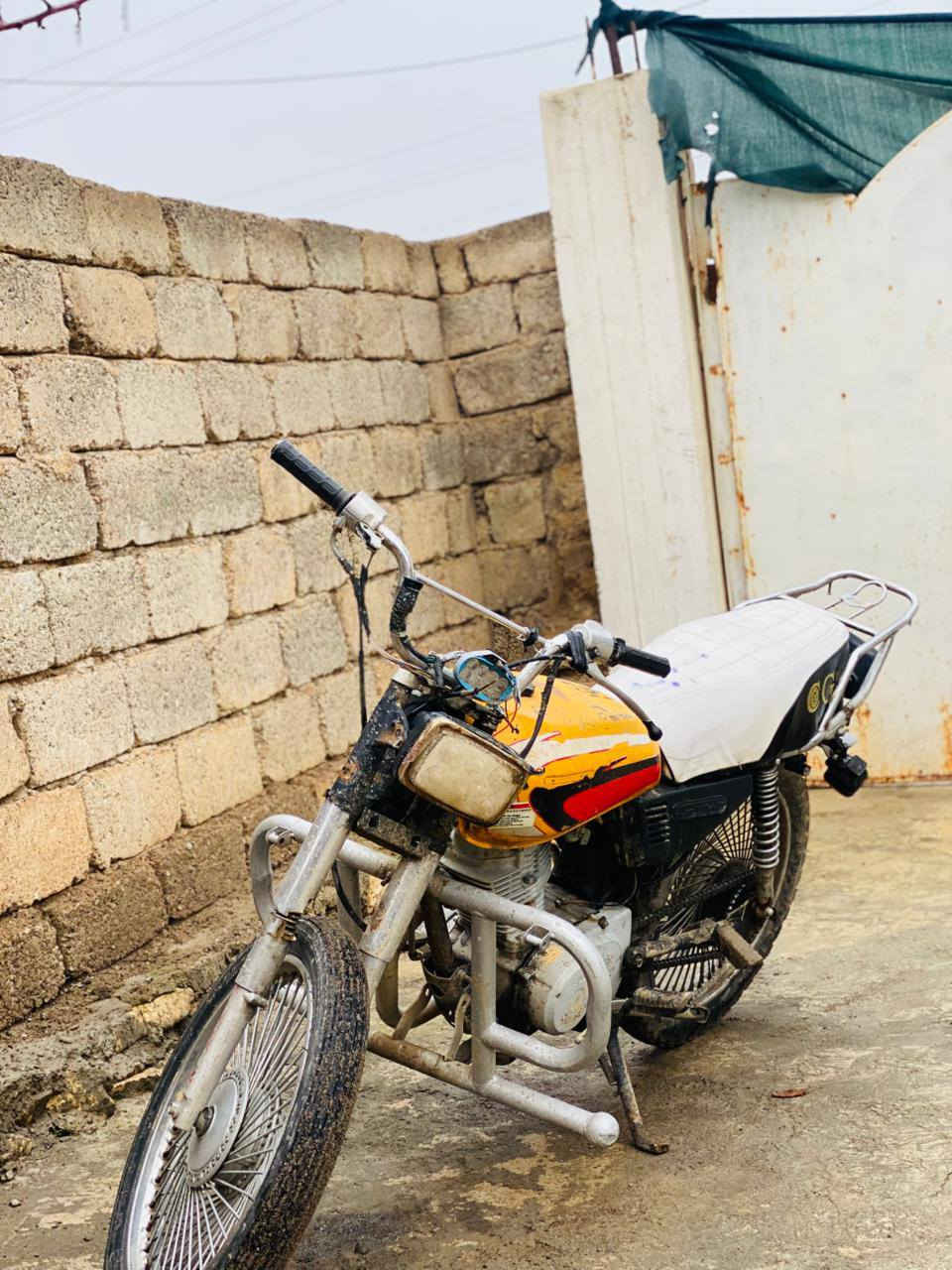 السلام عليكم  ماطور بارت البيع  شغال  كامل  ترايك وين ماتريد وياله نضاف وال باقي جدام العين  السعر 225وبي مجال تصل *********** وخاص
