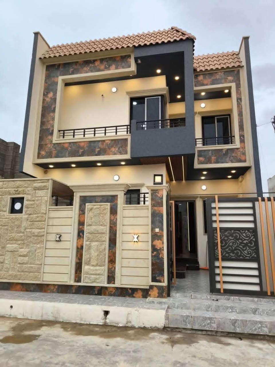 كادر صباغين متفرغ للعمل بانسب الاسعار مستعدين لصبغ الدور والبنايات ومعالجة قضايا الرطوبه وآثارها وتغليف الواجهات الخارجيه والديكورات المنزليه  الخارجية شغل واجهات درجه اولى كافت انواع التصميم واجهات طلس كوبلن لبخ تقطيع ترايش للاستفسار مراسله الصفحه أو ألتصال علئ هاذا الرقم ***********
