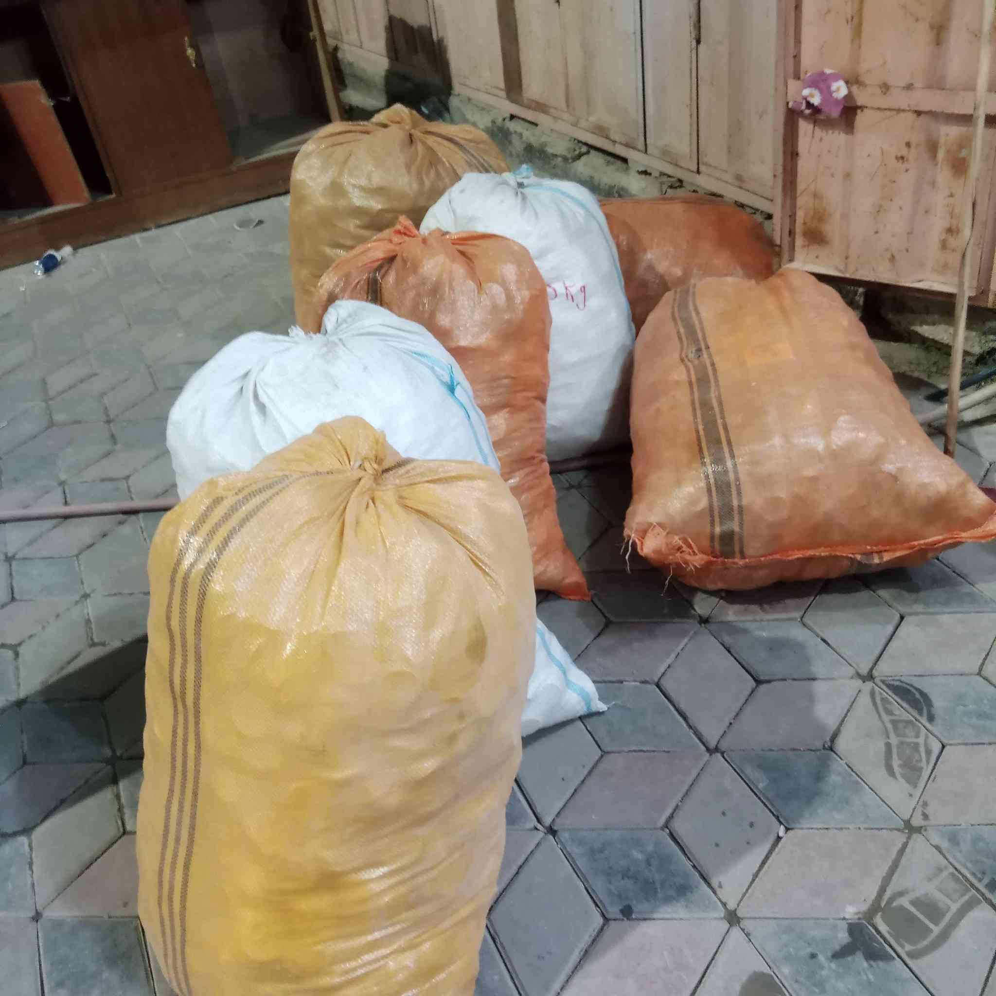 باجر إن شاء الله متوجه للنجف الاشرف امر بطريقي عل دغاره والشاميه واطلع للنجف ورجعتي امر بالحله عندي قبق ومواد غسل وانت سكيل والاسعار الي يريد امر عليه يتصل عليه وبيه خير ويدلل 
واشتري قبق تالف الكيلو ب٤٠٠ 
ومن الله التوفيق 
***********
