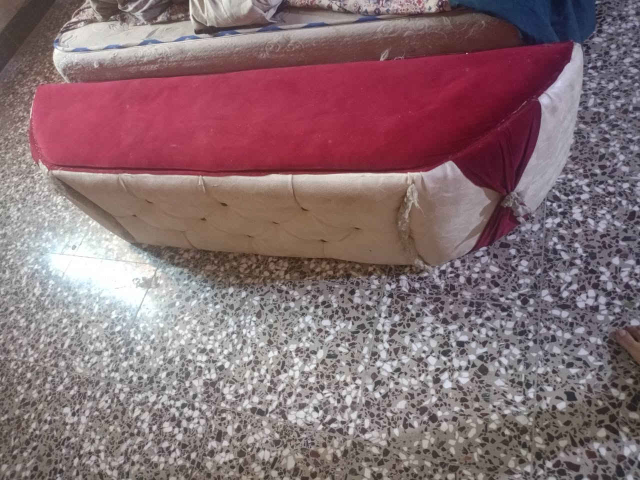 غرفه خشاب للبيع عنوان كربلاء باب بغداد قرب فندق البارون نضيفه نقصه بس قفاله ويدات *********** سعر 750وبيه مجال تصال لو مراسله للحساب
