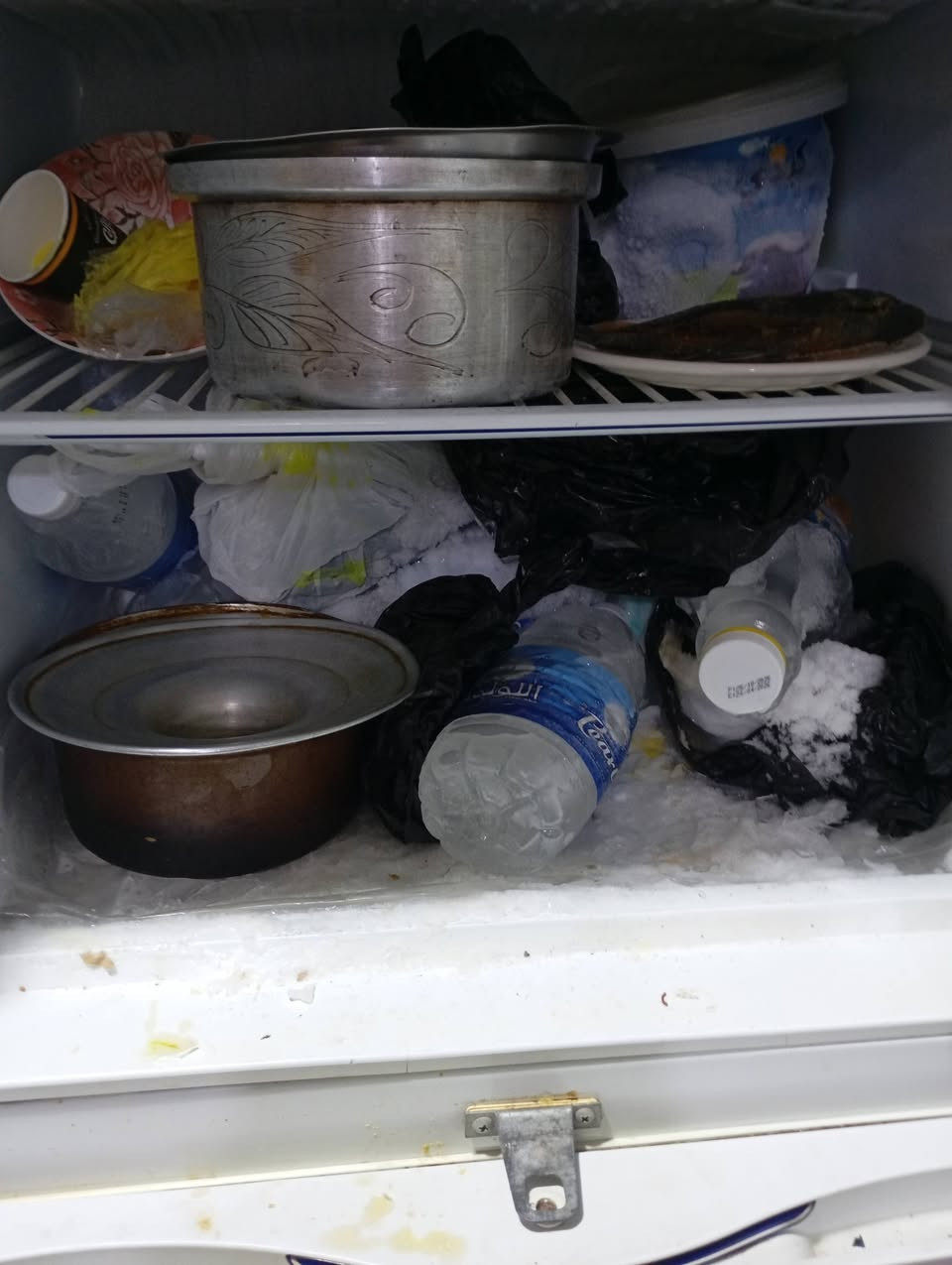 للبيع ثلاجة نظيفة وشغاله وتجميد مضبوط للبيع كونكورد حجم كبير السعر ب180 وبيها مجال مكاني كوت العزة الجديدة ***********
