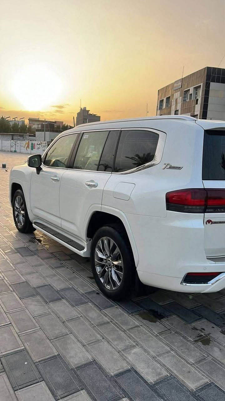 السلام عليكم لاندكروزر مديل 2022 VX 
المواصفات المعروفه ماشيه 54 سياره كفاله عامه 
عنواني مدينه الصدر الاورفلي
رقم الهاتف ***********
سياره سعرها 640 ورقه وبيها مجال بسيط حك الجيه
