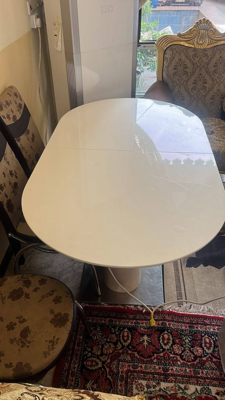 ميز طعام  للبيع نظيف كلش  مابي اي شي  ثقيل مكاني كريعات سعر ١٢٥ بي مجال للشرايه يتكبر ويتصغر  بدون كراسي ***********
