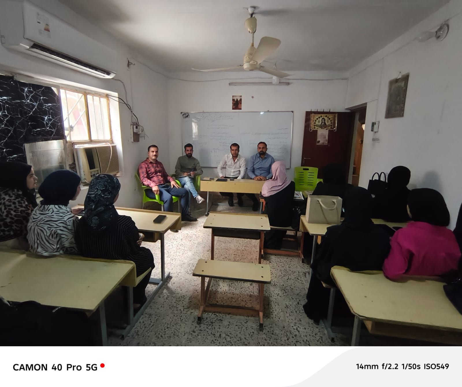 في أجواءٍ مفعمةٍ بالحماس والتنافس، اختتم مركزُ سومر للدورات المجانية فعالياتِ المسابقة الرمضانية الثقافية، التي هدفت إلى تعزيز المعلومات الثقافية لدى طلابنا وتنمية روح الاطلاع لديهم، فضلاً عن التخفيف من ضغوط الدراسة.

وقد تألّفت المسابقة من (23) سؤالاً، توزعت على جولتين: (10) أسئلة في الجولة الأولى، و(13) سؤالاً في الجولة الثانية

وشهدت المسابقة منافسةً قويةً بين طالبات الصف الثالث المتوسط وطالبات الصف السادس الإعدادي، حيث تألقت طالبات الثالث المتوسط بحصولهن على (100) نقطة، فيما أحرزت طالبات السادس الإعدادي (60) نقطة.

وجاءت النتيجة النهائية لتعكس روح التحدي والتكافؤ إذ كان " التعادل " سيدَ الموقف فقد كانت الجولة الأولى من نصيب طالبات السادس الإعدادي بينما ابتسمت الجولة الثانية لطالبات الصف الثالث المتوسط.

مباركٌ للجميع هذا الأداء المميز، مع تمنياتنا بمزيدٍ من التفوق والنجاح 🌙✨

#مركز_سومر_للدورات_المجانية 
للتواصل والاستفسار
‏ *********** ‏
