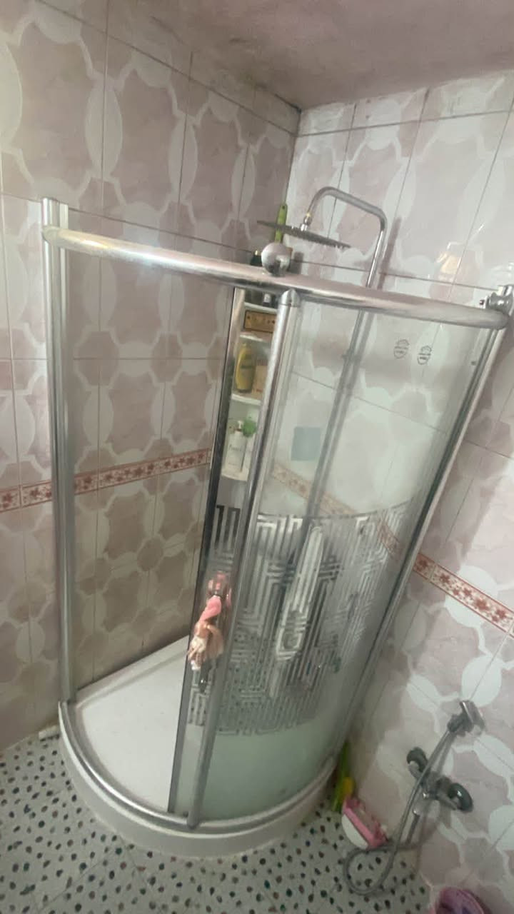 للبيع كابينة شاور نصف دائرية بحالة جيدة جدًا ✨
* زجاج مقوى مع نقش أنيق يعطي خصوصية وشكل مرتب
* إطار ألمنيوم قوي ضد الصدأ
* باب سحاب عملي وسهل الاستخدام
* مع دوش علوي (Rain Shower) وخلاط ماء
* الحجم مناسب للحمامات المتوسطة والصغيرة
* نظيفة ومستعملة استخدام قليل


**إذا كنت صاحب هذا الإعلان وتريد حذفه لأي سبب، رجاءا أرسل رسالة إلى الدعم الفني**