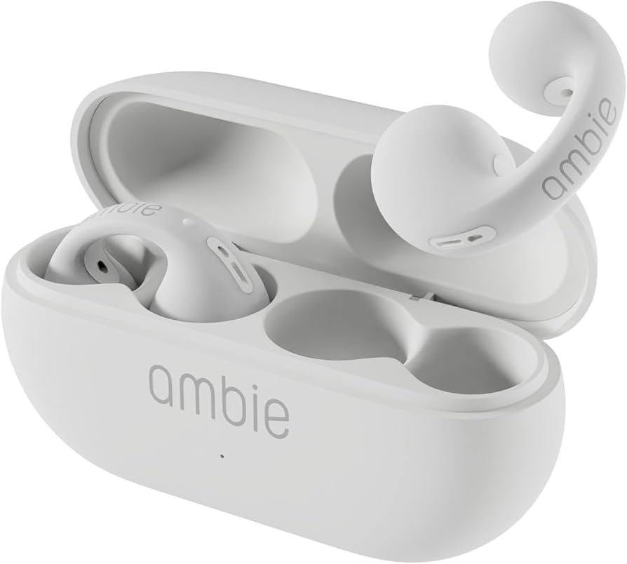 المنطقة المحددة تعرض سماعات الأذن اللاسلكية Ambie Sound Earcuffs باللون الأبيض، وهي سماعات مبتكرة مصممة بهيكل مفتوح يلتف حول غضروف الأذن كالأقراط دون سد قنوات الأذن. [1, 2]
#الميزات_والمواصفات_الأساسية:

#التصميم_المفتوح (Open-Ear): يمنحك الراحة التامة ويقلل تراكم العرق، مع إبقائك على دراية كاملة بالأصوات المحيطة أثناء المشي أو ممارسة الرياضة.

#تقنية_الصوت: تعتمد على توصيل الهواء الموجه لتوجيه الصوت مباشرة إلى داخل الأذن مع تقليل تسريب الصوت للمحيطين.

#البطارية: تمنحك مدة تشغيل تصل إلى حوالي 6 ساعات متواصلة للشحنة الواحدة.

#الاتصال: تدعم تقنية البلوتوث اللاسلكية للاقتران السلس بالهواتف الذكية والأجهزة اللوحية. 

#توجد خدمة توصيل للمحافظات كافة.


**إذا كنت صاحب هذا الإعلان وتريد حذفه لأي سبب، رجاءا أرسل رسالة إلى الدعم الفني**