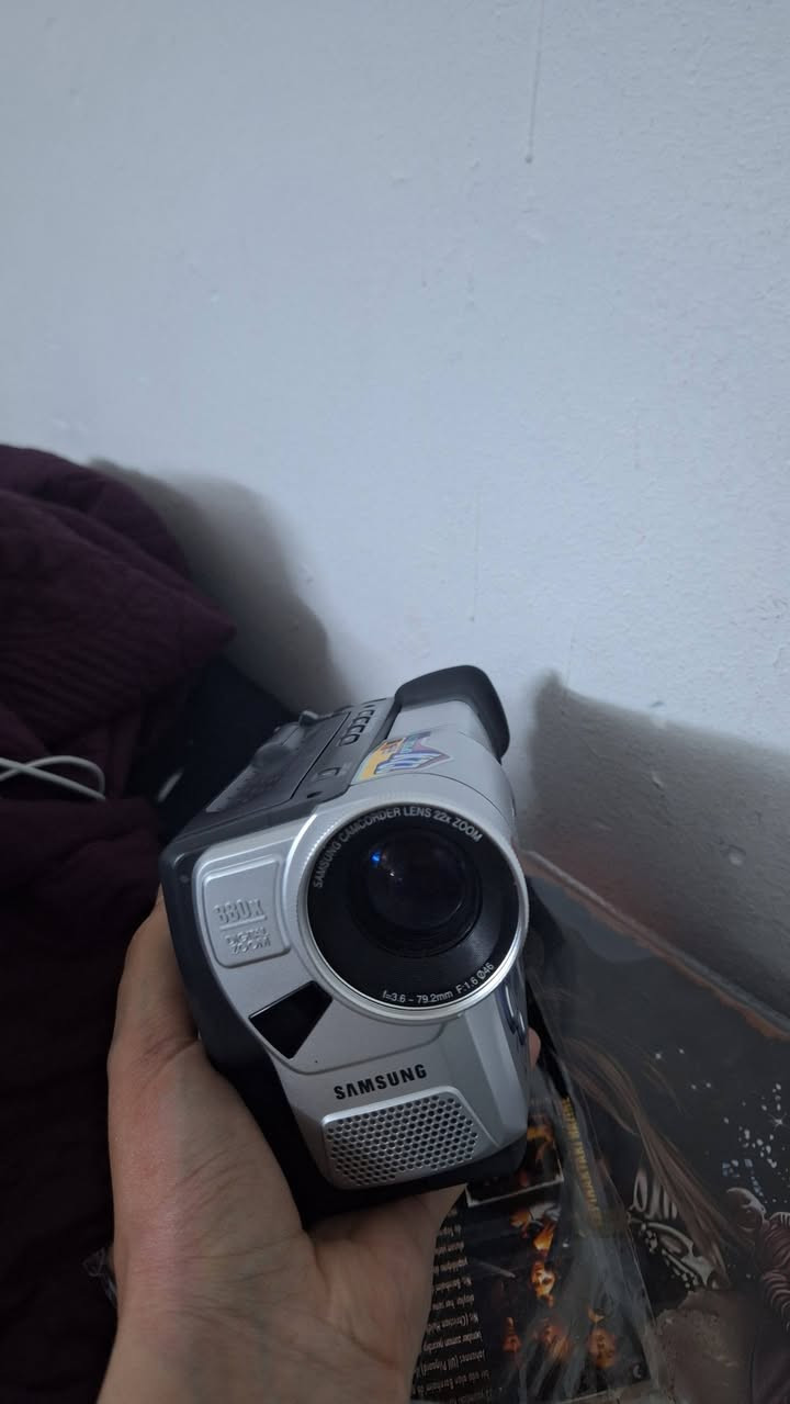 كاميرا فيديو قديمة vp-w90 بقوة تكبير 880x ما اعرف تشتغل او لا لان ما وياهة شاحنة بس نظيفها سعرها 45 وبيها مجال


**إذا كنت صاحب هذا الإعلان وتريد حذفه لأي سبب، رجاءا أرسل رسالة إلى الدعم الفني**