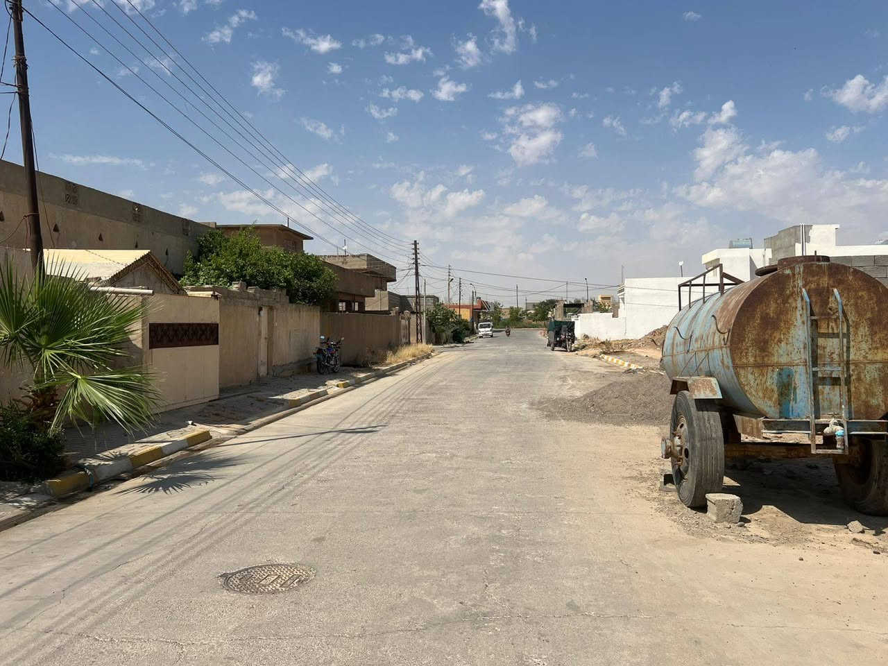 بيت ٣٠٠م موقع حلو شارع عريض  حي القادسيةمقابيل حولي القادسية الكورنيش وقريب على شارع الجمل المقابلة لجدول الحويجة الواجهة ١٥م البيت بحالة جيدة مأجر حاليا السعر ٩٥ مليون وبي مجال قليل باسم شخص واحد للاستفار أكثر مراجعة مكتب الزغيت اوالاتصال على الرقم *********** يكون الرد عالاتصال حصرا
