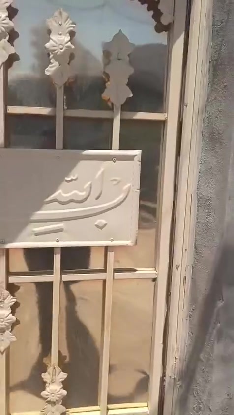 السلام عليكم بيت مساحه 75 للبيع في الاستكشافات ثاني شارع من النزيزه،يعني بدايه المنطقه كامل سعره 25 رقمي ***********
