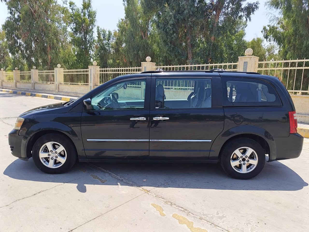 للبيع دوج كرفان موديل 2009 فول مواصفات sxt محرك جديد مال كصه شرط 3300
٣قطع تبريد 
ابواب كهربائي
جامات كهربائي
ضررها جاملغ وحافة البوند فقط
السعر ١٠٠ وبيها مجال 
للاستفسار ***********

