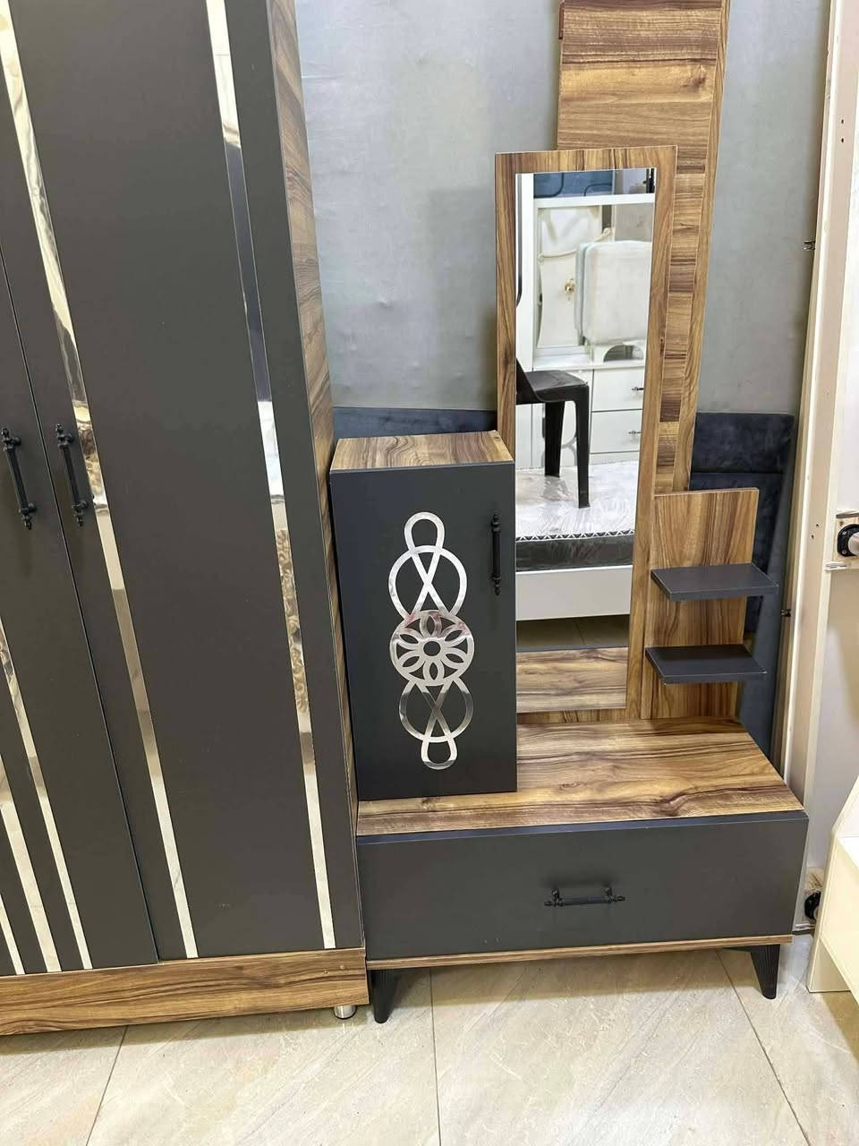 فــرۆشتني خـێراا
تـاقـم نــوسـتن پـێنچ پـارجە

 دۆشـه کـێ تـووبي زۆر باشي له گە ڵـه
پـاک و جوانە ماڵ دۆســتە 
بۆ نرخ نامه بنێرهیان په یوندی بکە
***********
