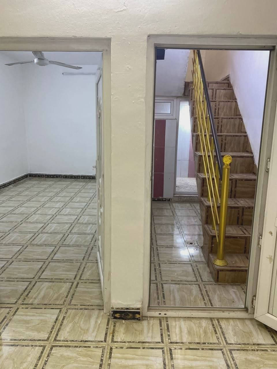 بيت للبيع 100 متر رقم مكون من  غرفتين نوم وهول ومطبخ في المقدمه واقع على سايدين بين النصر والقادسيه    
السعر 58 مليون ***********

